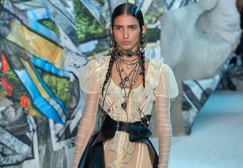 &bdquo;Alexander McQueen&ldquo; 2019 m. pavasario ir vasaros kolekcijos modelis