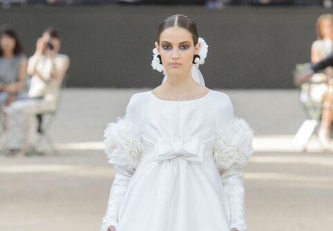 Camille Hurel vilki &bdquo;Chanel&ldquo; 2017&ndash;2018 m. rudens-žiemos kolekcijos vestuvinę suknelę