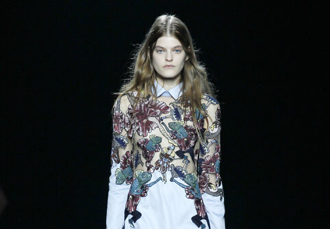 Mary Katrantzou 2015 m. pavasario-vasaros kolekcijos modelis