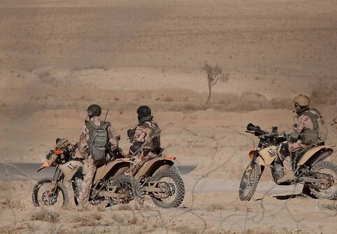 SOP eskadronų &bdquo;Aitvaras&ldquo; kariai važiuoja motociklais KTM EXC-R 530