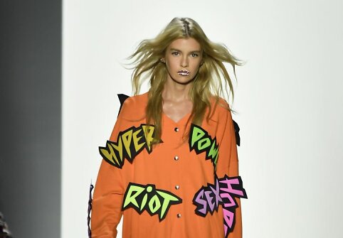 &bdquo;Jeremy Scott&ldquo; 2019 m. pavasario ir vasaros kolekcijos modelis
