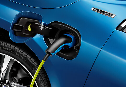 „Volvo V60 Plug-in Hybrid“ su „R Design“ apdaila