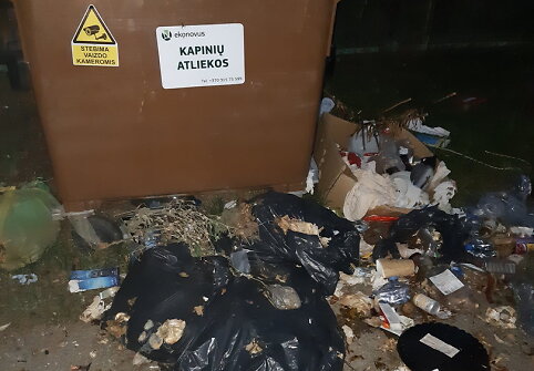 Atliekų konteineris prie Dvarčėnų kapinių