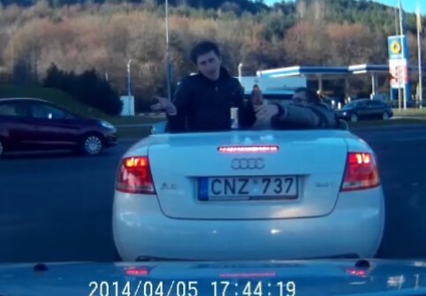 &bdquo;Audi&ldquo; kabrioletas ir &scaron;ėliojantys keleiviai
