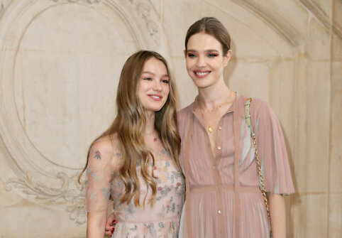 Modelis Natalia Vodianova (de&scaron;inėje) su seserimi Oksana 
