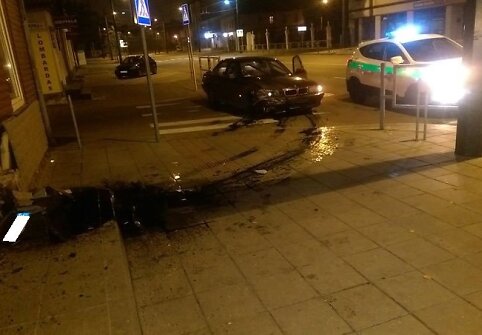 Avarija Kauno A.Juozapavičiaus prospekte: „BMW“ įvažiavo į namą