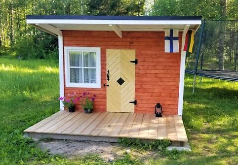 Kristinos ir jos &scaron;eimos statytas žaidimų namelis dukroms