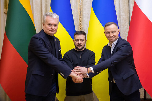 Prezidentūros nuotr./Gitanas Nausėda trečiadienį Lvive susitiko su Ukrainos Prezidentu Volodymyru Zelenskiu ir Lenkijos Prezidentu Andrzejumi Duda