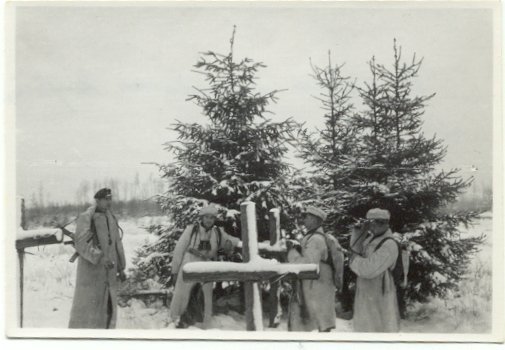 1947 m. gruodis – pakeliui link geležinės uždangos. „Ėjome visą laiką pėda į pėdą, nors tai labai vargino paskutiniuosius. Keletą kilometrų įveikę, užtikome buvusios karo metu stovyklos likučius. Sniege, jaunų eglaičių fone rikiavosi mediniai karių kapų kryžiai. Aišku, kad tai buvo vokiečių kapai, n