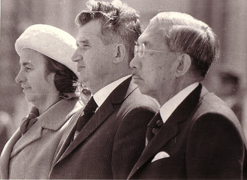 Wikipedia.org nuotr./Ceaușescu šeima su Japonijos imperatoriumi Hirohito per vizitą Tokijuje (1975 m.)