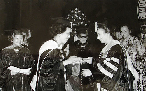 Wikipedia.org nuotr./Elenai Ceaușescu Manilos universitete suteikiamas garbės daktarės titulas (1975 m.)
