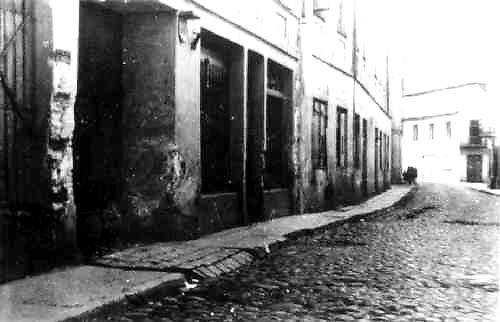 1944 metais daryta Jano Bulhako nuotrauka. Rūdninkų g. 8 matosi durų angos.