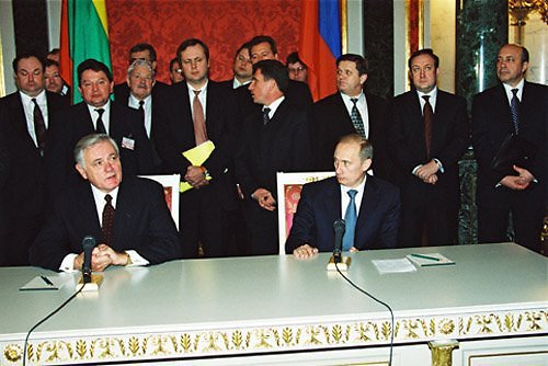 Rusijos prezidento administracijos nuotr./Valdas Adamkus Kremliuje 2001 m. susitiko su Vladimiru Putinu
