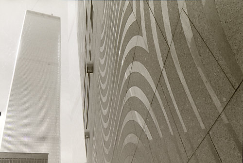 A.Norvilos nuotr./A.Kašubos rūgštimi graviruota granito siena, 7-asis pasaulio prekybos centras, 1986