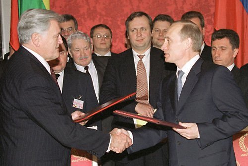 Rusijos prezidento administracijos nuotr./Valdas Adamkus Kremliuje 2001 m. susitiko su Vladimiru Putinu
