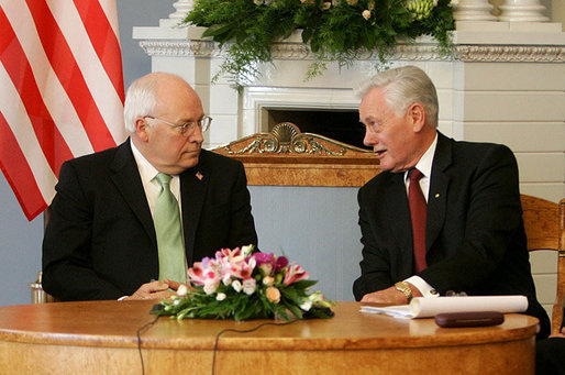 Wikipedia.org nuotr./Lietuvos prezidentas Valdas Adamkus ir JAV viceprezidentas Dickas Cheney Vilniuje 2006-aisiais