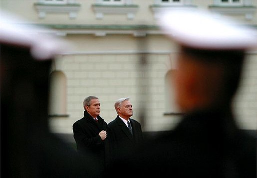 Baltųjų rūmų nuotr./JAV prezidentas George'as W.Bushas Vilniuje 2002-aisiais