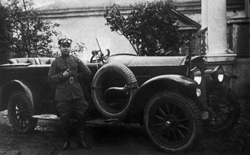 J. Balčiūno šeimos nuotrauka/Karo vairuotojas J. Balčiūnas prie automobilio 1923 m. 