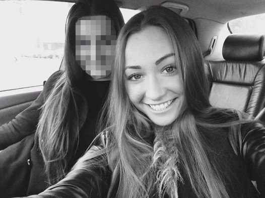 Nuotrauka iš „Facebook“/Ieva Kazlaitė su drauge prie automobilio vairo