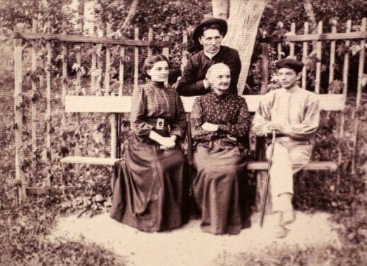 Muziejaus archyvo nuotr./Marija su mama, broliu ir kunigu K. Bukontu (antroje eilėje). 