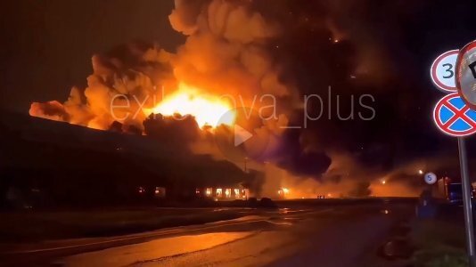 Kadras iš vaizdo įrašo/Netoli Sankt Peterburgo užsiliepsnojo didžiulis sandėlių kompleksas