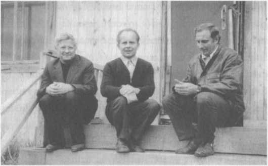 lkbkronika.lt nuotr./3. Kunigai jėzuitai Jonas Boruta SJ(kairėje) ir Antanas Gražulis SJ (dešinėje), atvykę aplankyti kun. Sigito Tamkevičiaus SJ tremtyje. Tomsko sr. Krivošeino raj. Staro-Sainakovo k. 1988 m. birželio mėn. 