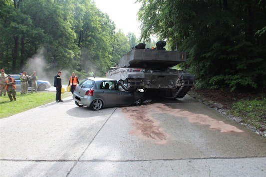 presseportal.de/Avarija Vokietijoje, kai „Toyota Yaris“ palindo po tanku.