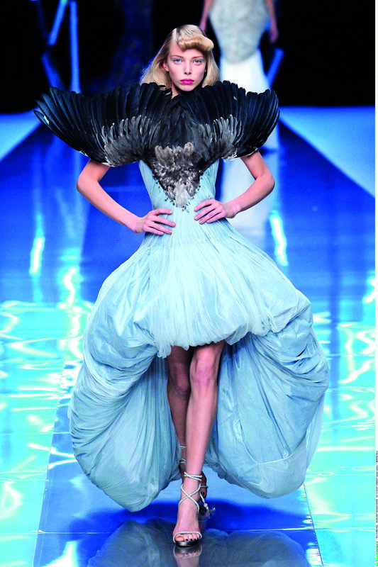 „Alexander McQueen“ 2008 m. pavasario-vasaros kolekcijos modelis