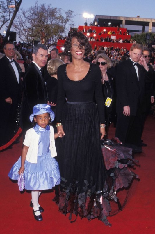 Whitney Houston su dukra Bobbi Kristina Brown „Oskarų“ ceremonijoje (1999 m.)