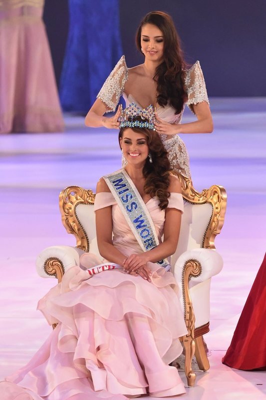 2013-ųjų „Mis Pasaulis“ Megan Young karūnuoja Rolene Strauss