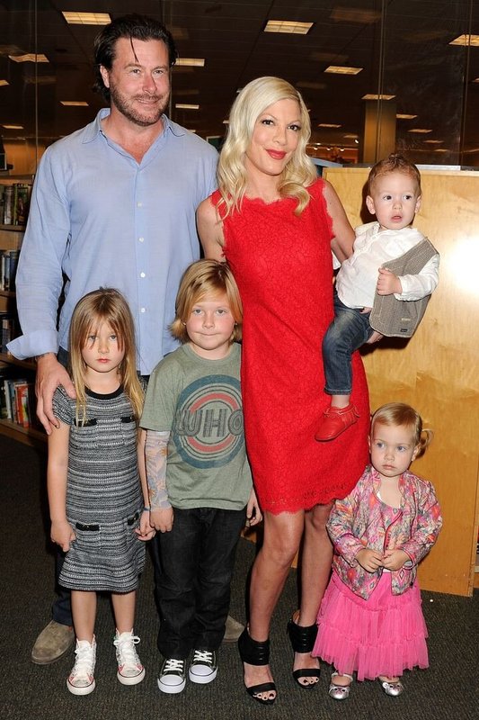 Tori Spelling ir Deanas McDermottas su vaikais