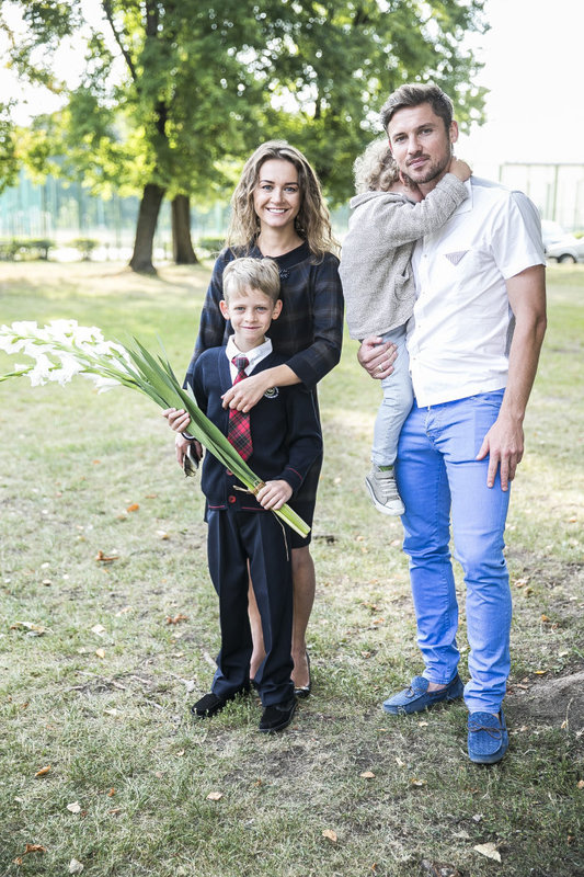 Saulius ir Roberta Mikoliūnai su mažuoju sūnumi Oskaru Jonu ir pirmoku Kajumi 