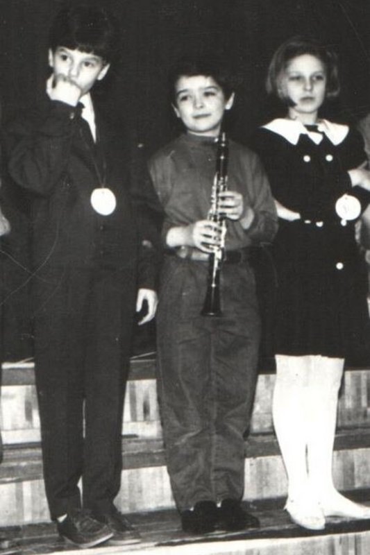 Šarūnas Kirdeikis (centre) mokyklos laikais