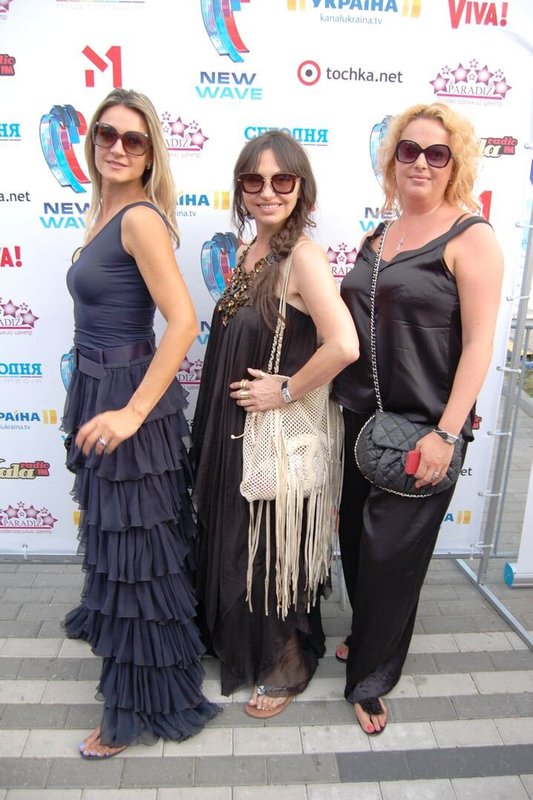 Ella Tatarinova (centre)