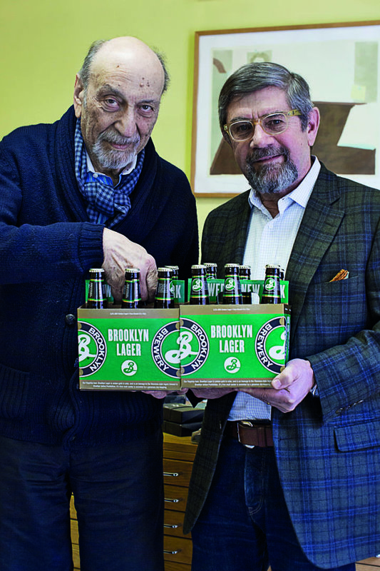 Vienas iš daryklos įkūrėjų Steve'as Hindy (dešinėje) su "Brooklyn Brewery" ženklą sukūrusiu Miltonu Glaseriu