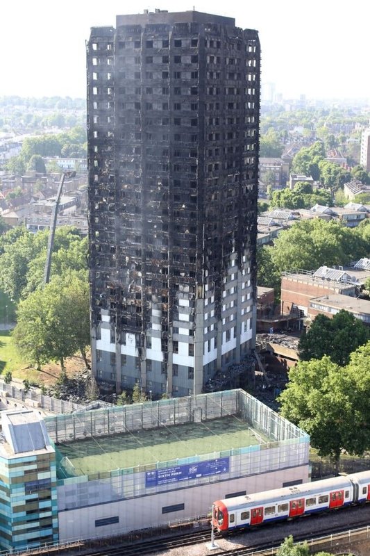 Londoną sukrėtė gaisras daugiabutyje „Grenfell Tower“