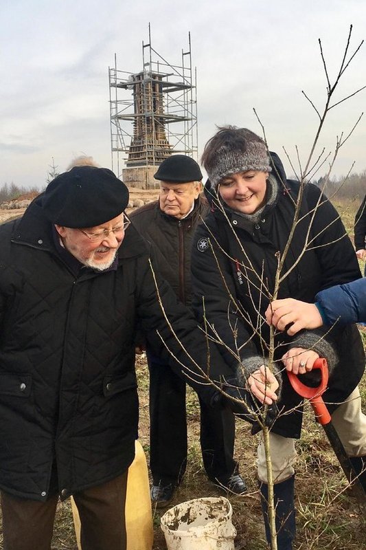 Paminklo „Laisvės varpas“ atidengimas ir ąžuoliukų sodinimas