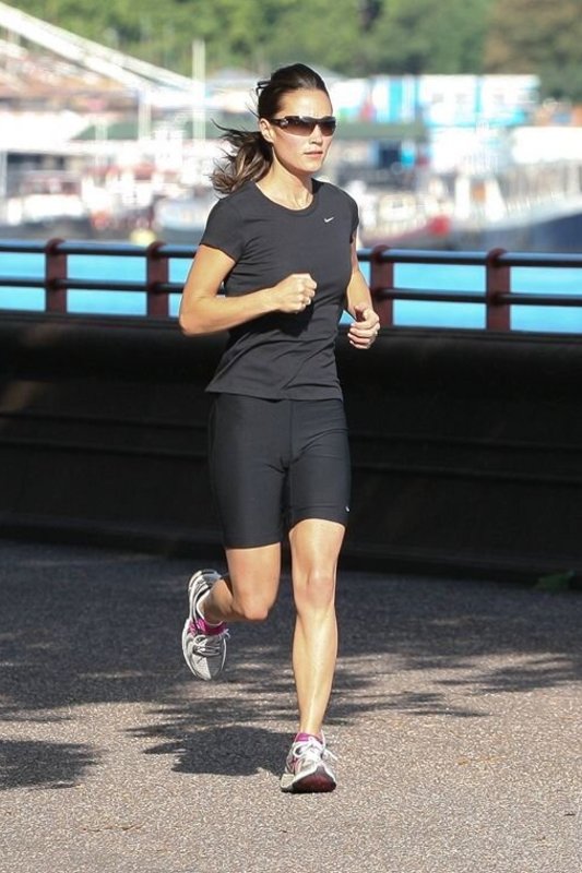 Pippa Middleton bėgioja šalia Temzės upės.