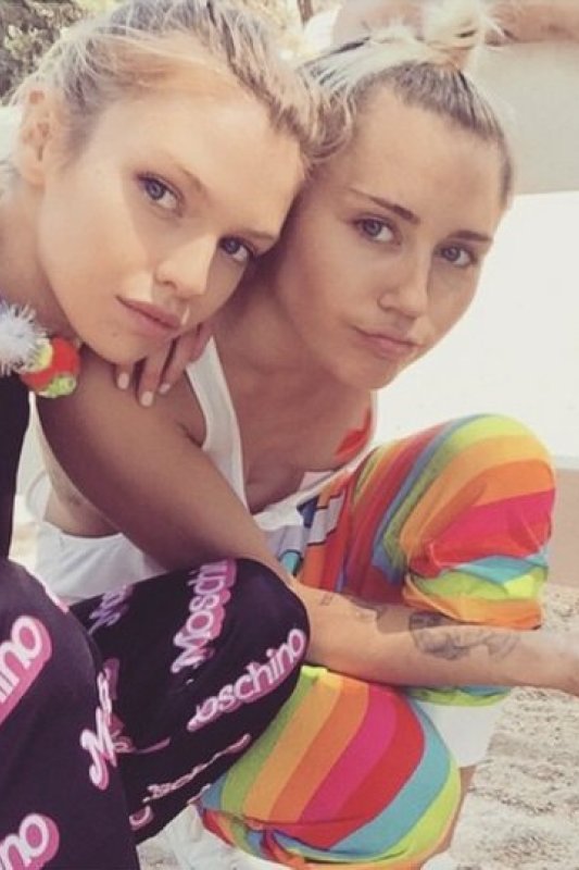 Miley Cyrus ir Stella Maxwell