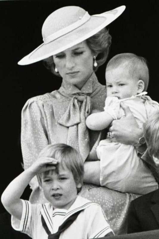 Princesė Diana su sūnumis – princu Williamu (priekyje) ir princu Harry