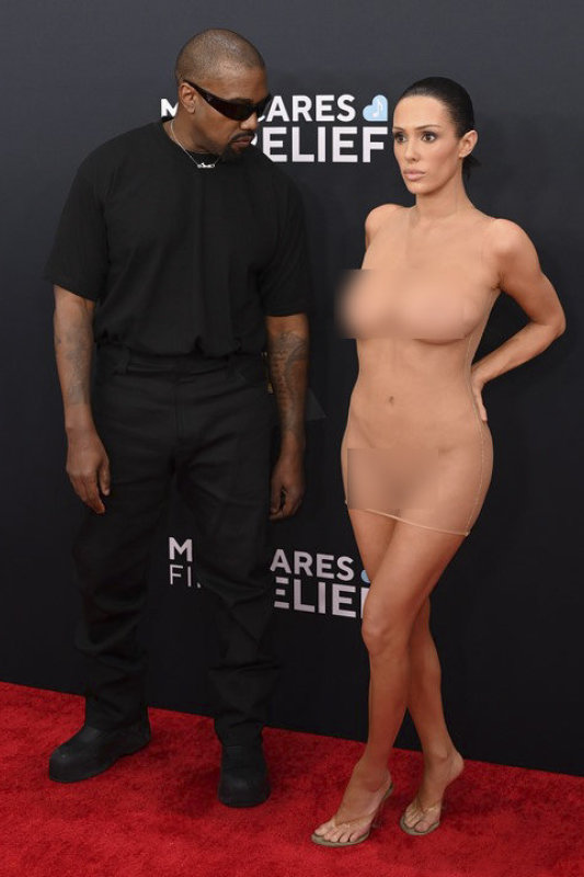 Kanye Westas su žmona Bianca Censori ant „Grammy“ raudonojo kilimo