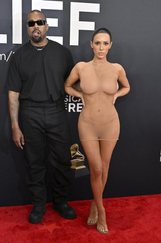 Kanye Westas su žmona Bianca Censori ant „Grammy“ raudonojo kilimo