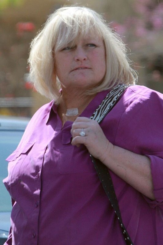 Debbie Rowe su sužadėtuvių žiedu ant piršto