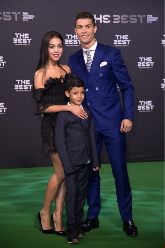 Cristiano Ronaldo su sūnumi Cristiano ir mylimąja Georgina Rodriguez