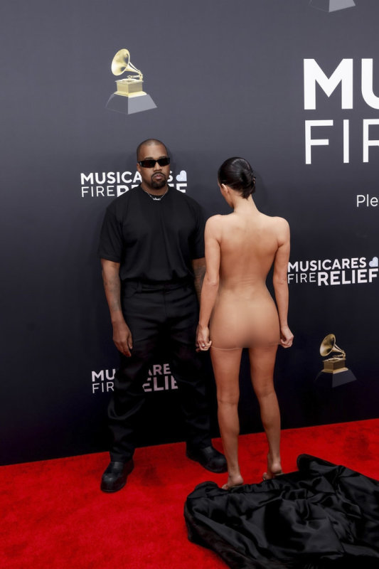 Kanye Westas su žmona Bianca Censori ant „Grammy“ raudonojo kilimo