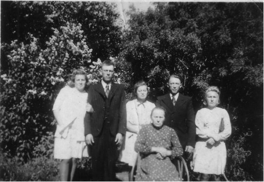 Asmeninio archyvo nuotr./Su vyru ir jo šeima prieš Sibirą