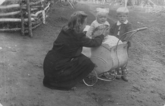 Asmeninio archyvo nuotr./1952–aisiais su sūnumis Silvinu (1 m.) ir Algirdu (4 m.)
