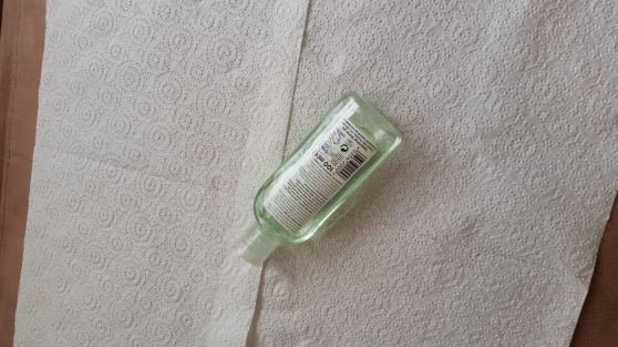 Almos F. nuotr./Moters rankinėje liko buteliukas su dezinfekavimo skysčiu.