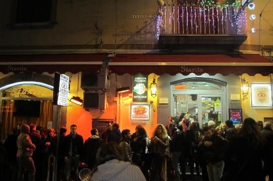 Pauliaus Jurkevičiaus/ Tavo Roma nuotr./Žmonės laukia gyvoje eilėje prie picerijos