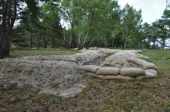 Aivaro Kurskio nuotr./Naujai iškasti apkasai prie Alksnynės gynybinio komplekso